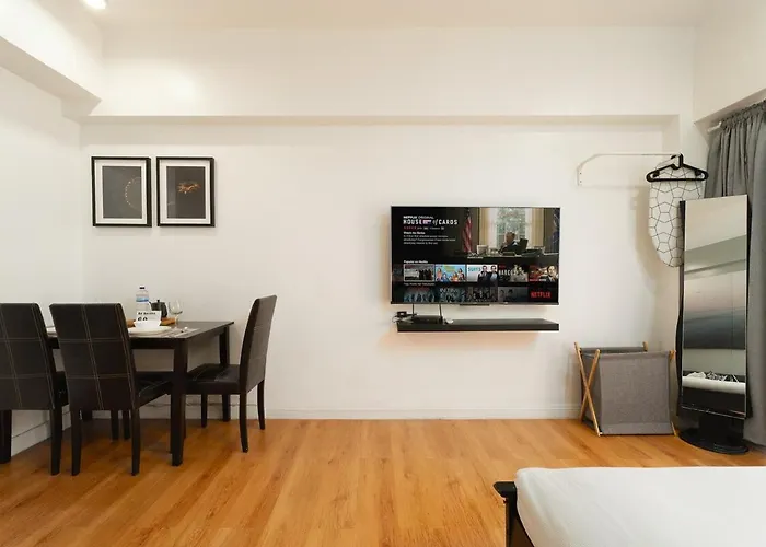 Penthouse In Greenbelt - Park View & Pool * Manila