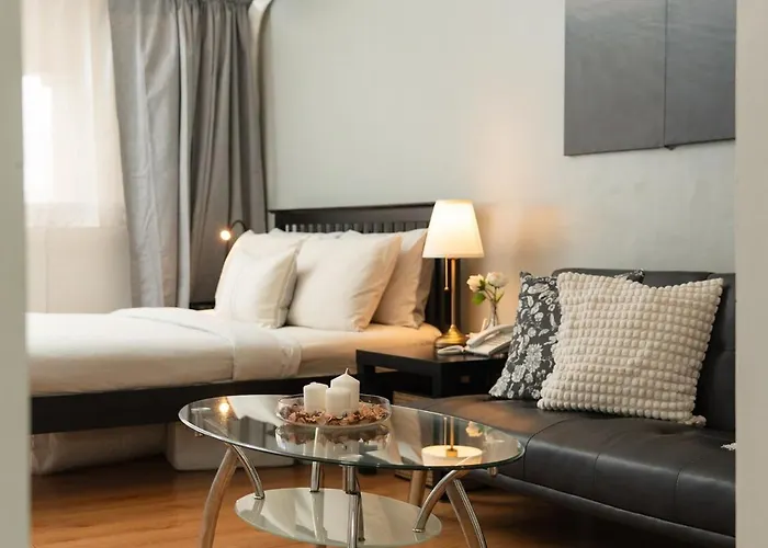 Penthouse In Greenbelt - Park View & Pool Apartment