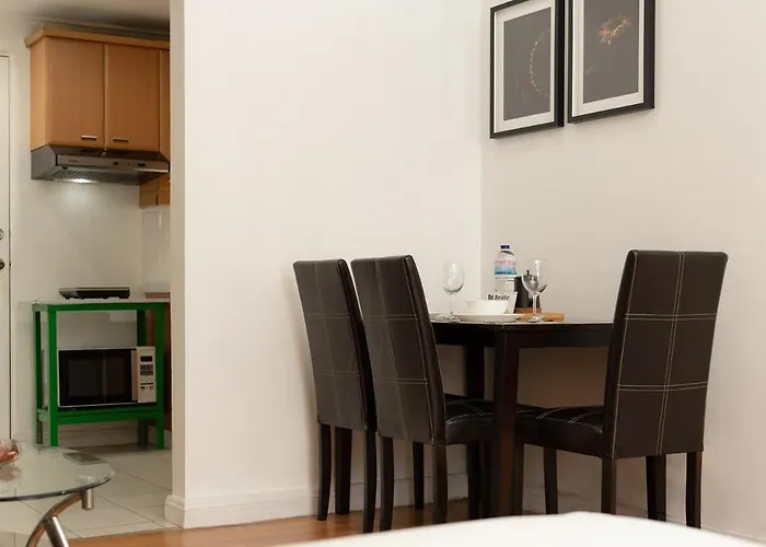 Penthouse In Greenbelt - Park View & Pool Apartment