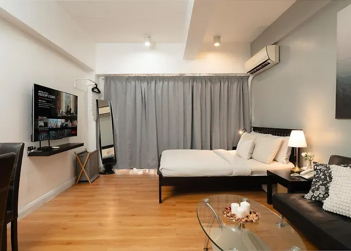 Penthouse In Greenbelt - Park View & Pool Apartment *